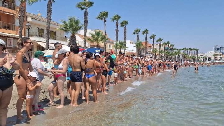Multitudinario 'abrazo' al Menor, por quinto año consecutivo