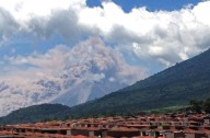 Le propuso matrimonio a su pareja y el volcán que tenían detrás entró en erupción: video viral