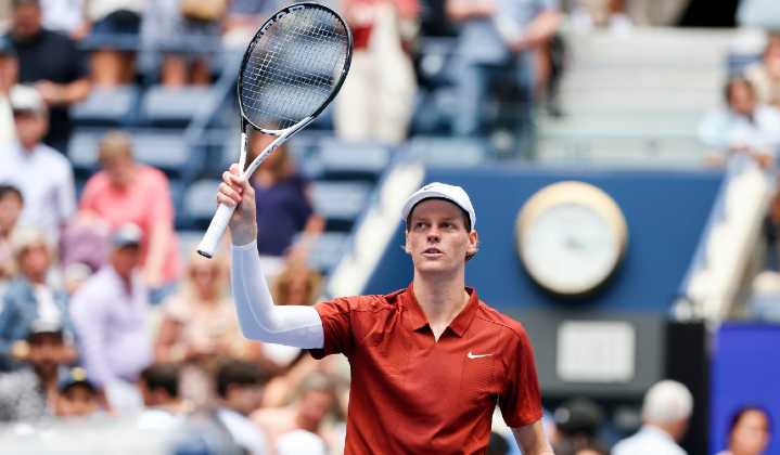 Con paso firme al título: Jannik Sinner vence sin problemas a Alexei Popyrin