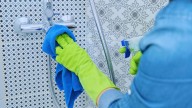El truco del papel de horno para acabar con la cal de la mampara de la ducha: limpio en 1 minuto
