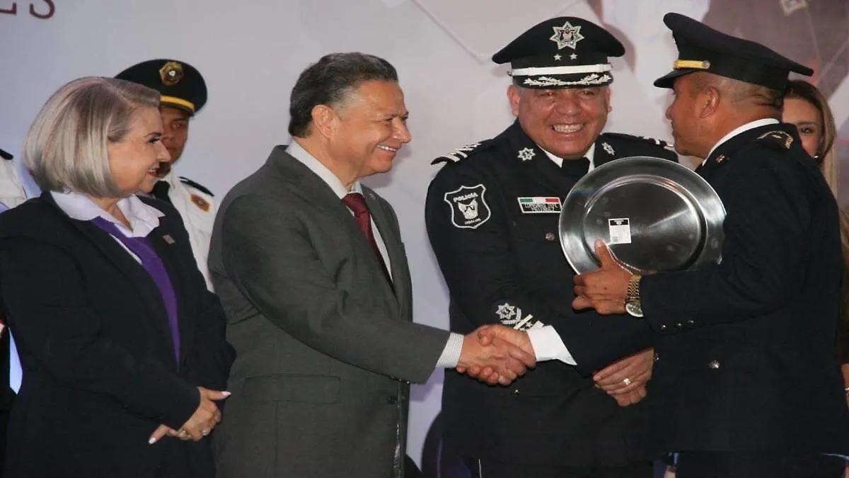 Julio Menchaca reconoce a miembros de la PIBEH por años de servicio
