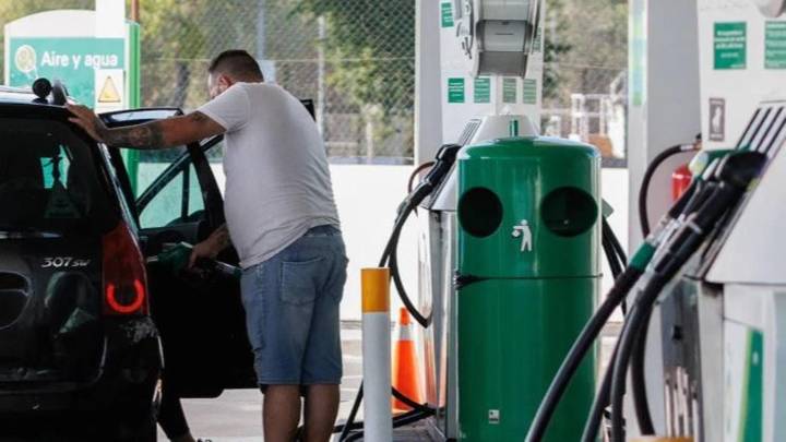 Errores al repostar que pueden salir caros: qué evitar al echar gasolina