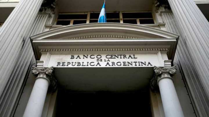 Apretón monetario: el BCRA vuelve a subir encajes y permite a bancos integrarlos con títulos de la próxima licitación