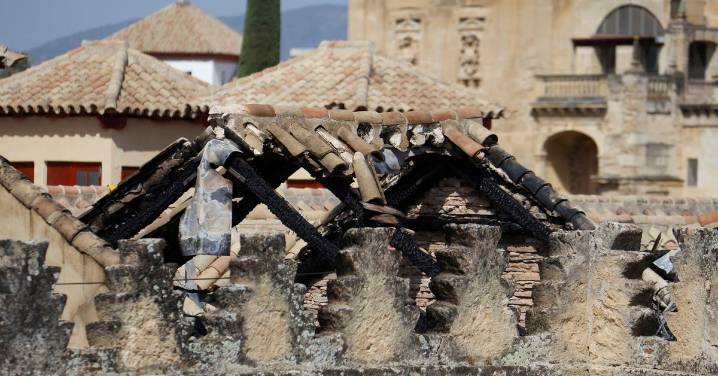 Los daños producidos en las cubiertas de la Mezquita-Catedral de Córdoba por el incendio, en fotos