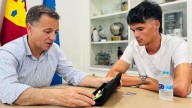 Manuel Serrano desea mucho éxito deportivos al ciclista vinculado con Albacete, Javier Romo, durante su participación en La Vuelta 2025
