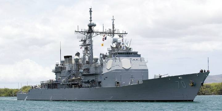 Un buque lanzamisiles de EEUU cruzó el canal de Panamá rumbo al Caribe para sumarse al operativo contra el narcoterrorismo frente a Venezuela