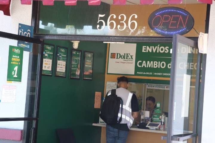 Espionaje en envío de remesas preocupa a latinos en L.A.