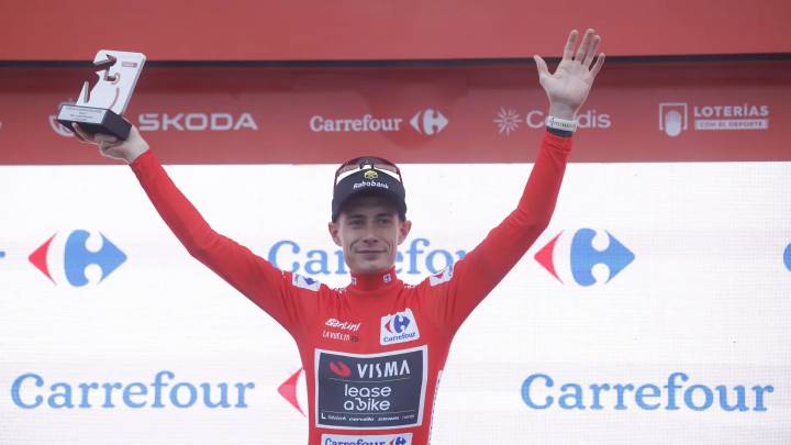 Vingegaard cae en la trampa de la rotonda pero acaba de rojo