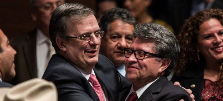 Monreal respalda a Marcelo Ebrard tras polémica por vuelo en primera clase