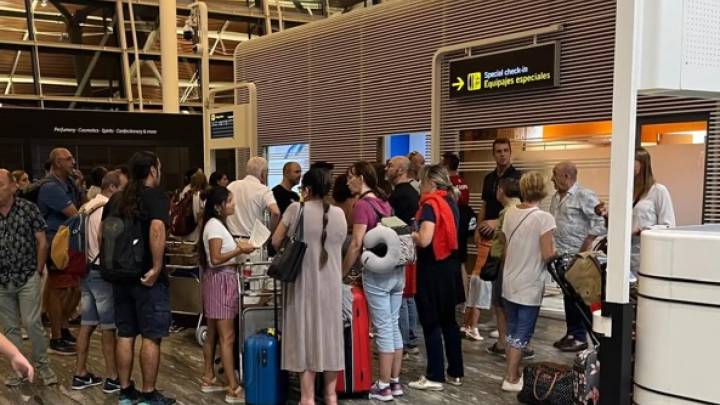 La avería en un avión en Zaragoza deja en tierra a decenas de pasajeros