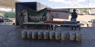Detienen en Sonora al conductor de un camión que llevaba casi 20 millones de pesos en droga oculta en cubetas