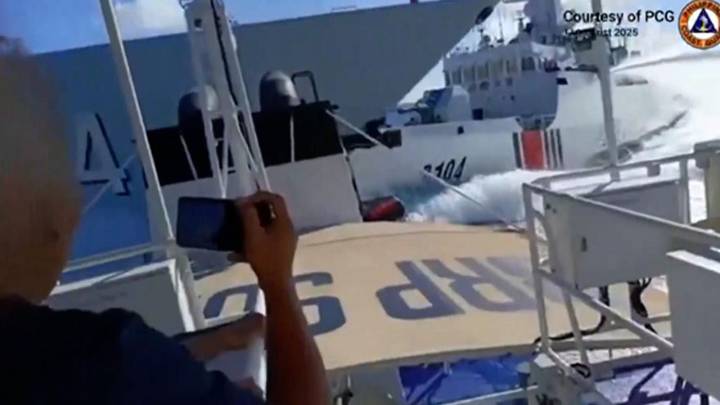 Dos buques chinos colisionan durante maniobras de bloqueo contra una embarcación filipina