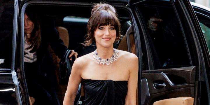 Los looks de Dakota Johnson en 'Materalists' adelantan las tendencias de moda del otoño