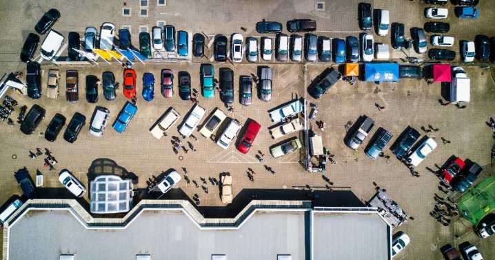 Tiroteo en Texas deja tres muertos y varios heridos en estacionamiento