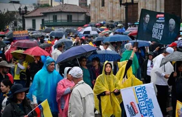 Marchan en Colombia en apoyo al ex Presidente Uribe