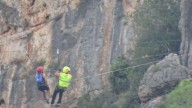 Rescatan a una mujer atrapada en mitad de una tirolina en la vía ferrata de Gandia