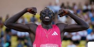 Tiene 17 años, lo señalan como el próximo Bolt, bajó los 10 segundos en los 100 metros, pero la marca quedó inválida: la razón