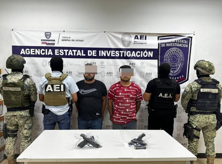 Detienen a padre e hijo por posesión de armas de fuego en Juárez