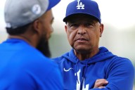 Dave Roberts anuncia el motivo de la eliminación de Teoscar Hernández de la alineación de los Dodgers