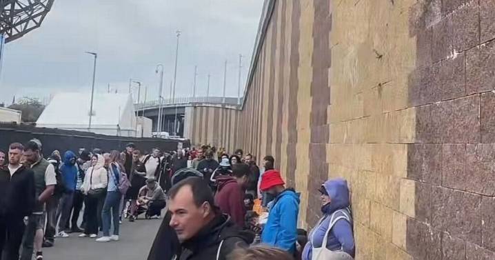 Edinburgh Oasis fans snapped in huge queues outside Murrayfield 10 hours before gig