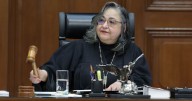 Entre aplausos y reclamos, Norma Piña baja cortina para dar paso a nueva Corte