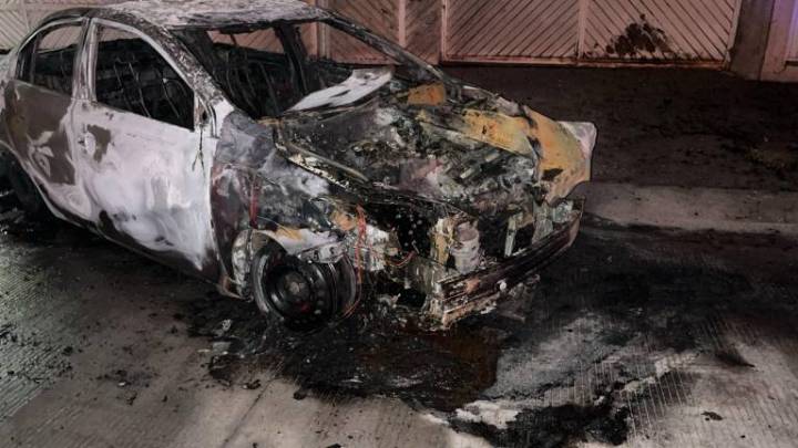 Vehículo queda en pérdida total tras incendiarse en la colonia Lázaro Cárdenas, en Culiacán