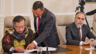 El presidente Gustavo Petro está dichoso con la ruana que le obsequiaron el jueves en Sotaquirá #Tolditos7días