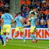 Ten-man Philadelphia down Cincy, book MLS Cup playoff berth
