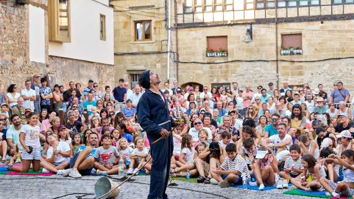 Aguilar de Campoo se consolida en un referente del teatro de calle con cientos de personas entregadas