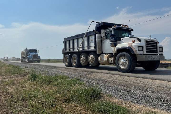 Camioneros inmigrantes en EE.UU. temen más restricciones tras suspensión de visas de Trump