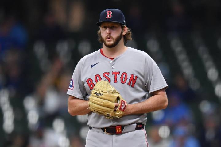 Deadspin | Red Sox activate RHP Justin Slaten, OF Rob Refsnyder