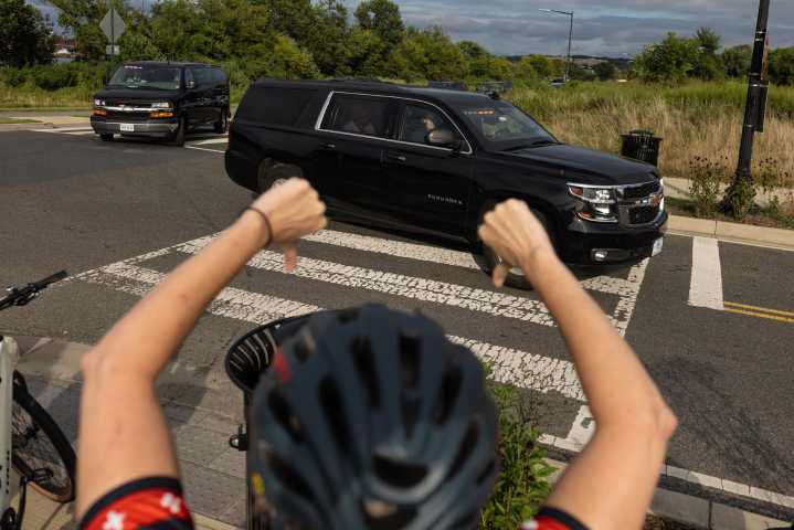 Trump saluda a tropas en Washington y asegura que se quedarán “largo tiempo” en la ciudad