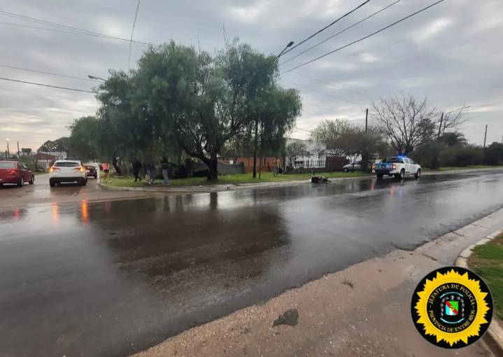 Bajo la lluvia chocaron una camioneta y una moto, como siempre, el herido fue el motociclista trasladado al hospital.