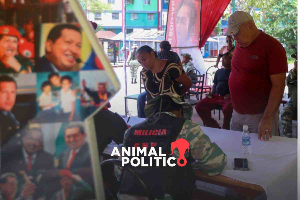Empleados, amas de casa y jubilados se enlistan a la milicia en Venezuela ante "amenaza" de EU