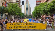 La comunidad ucraniana en Alicante sale a la calle en su día de la independencia