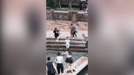 Turista española rescata a niño de ahogarse en un río de China