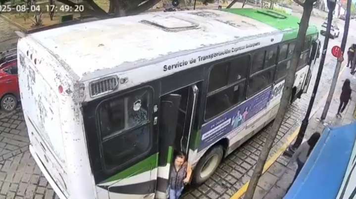 VIDEO | Mujer queda atrapada entre puertas de camión en Oaxa...