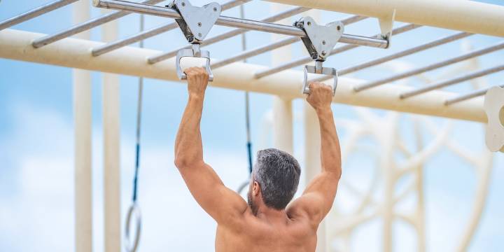 Un entrenador experto revela cuántas dominadas debería alcanzar un hombre en forma y cómo aumentar repeticiones
