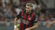 Santiago Giménez con el santo de espaldas y piden su salida en canje con la Roma