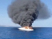 Se incendia y hunde un yate frente a una isla en el Mediterráneo