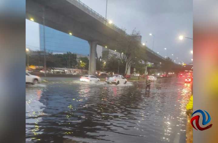 Generan encharcamientos y caos vial fuertes lluvias en la CDMX