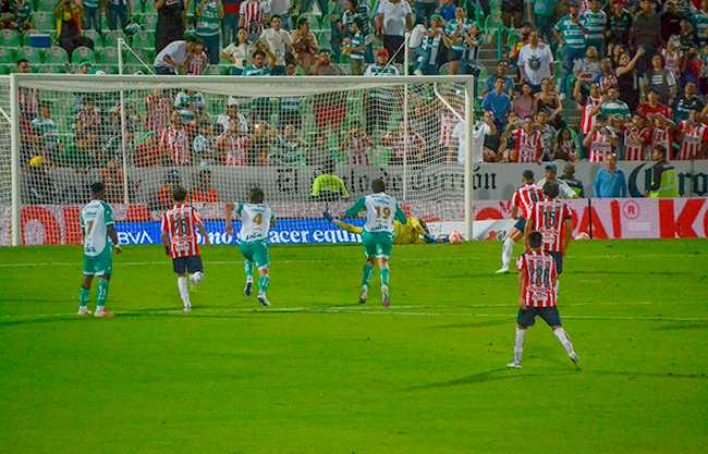 Con milagro de Acevedo, Santos vence en Torreón a Chivas