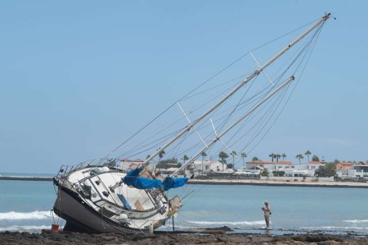 Un velero se encalla en una playa de Corralejo
