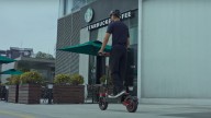"No es un patinete urbano más, es un todoterreno": doble suspensión, motor de 1000 W y ruedas de 10"
