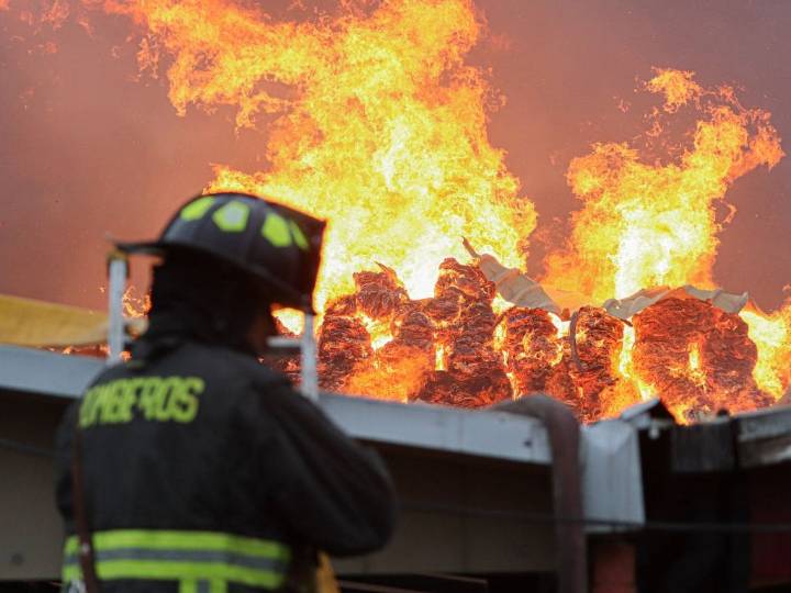 VIDEO. Bomberos combate incendio en Valparaíso: siniestro afecta a vivienda cerca de Plaza Sotomayor