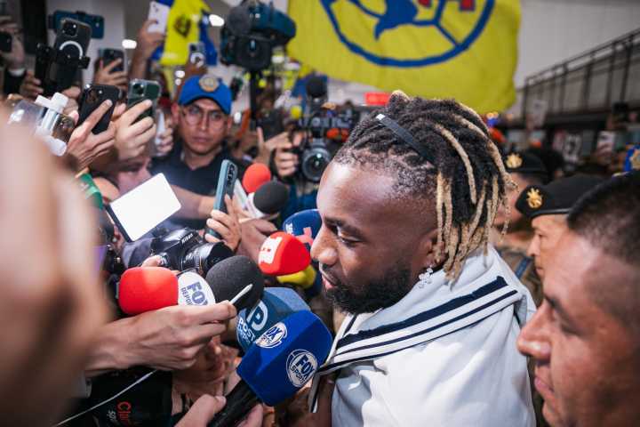 Francés Saint-Maximin llega a México entre ovaciones para fichar con el América