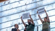 Pollán expulsa de las Cortes a dos brigadistas tras mostrar pancartas en la comparecencia de Mañueco
