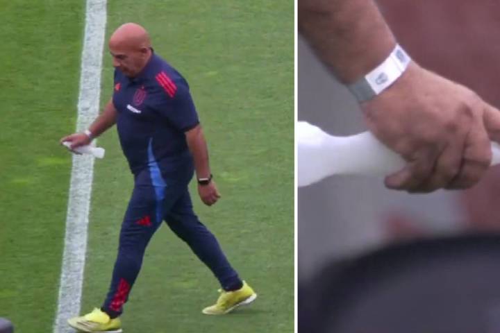 Cuerpo técnico de la U rocía con agua bendita la cancha del Monumental antes del Superclásico