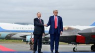 Trump recibe a Putin sobre una alfombra roja en la base militar de Alaska para abrir la cumbre