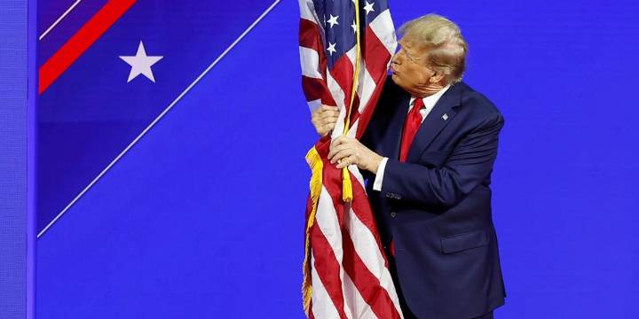 Brian Stelter melts down as Trump makes the Smithsonian great again